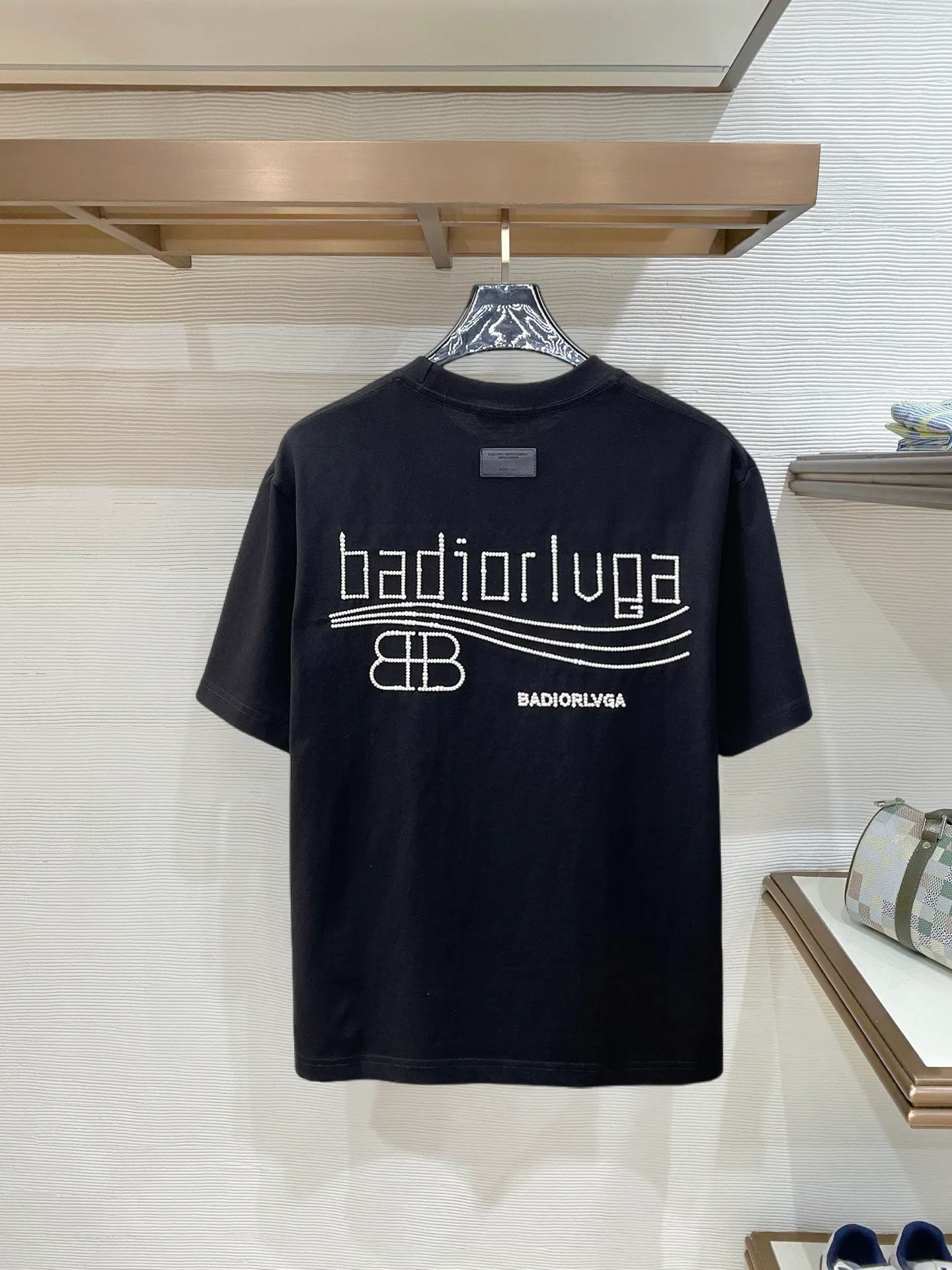 Balenciaga's high-end top-quality products 🐮2026 Spring and Summer New Arrival first counter, the latest New Arrival short-sleeved round neck T-shirt, Premium customized design, avant-garde and fashionable! Brand logo heavy craftsmanship design Premium customized 260g fabric. Soft to the touch. Comfortable to wear. Counter-level exquisite stitching. Fine workmanship. The upper body effect is incomparably handsome! A must-have item for men and women with the same style! Sizes: S~XXL When placing an order, please state your height and weight. The maximum wearing size is 210 pounds (one size larger)